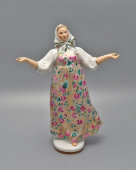 Скульптура «Русская» (Плясунья) из композиции «Под солнцем Сталинской Конституции», скульптор С. Б. Велихова, фарфор, ЛФЗ, 1950-е