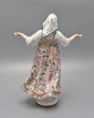 Скульптура «Русская» (Плясунья) из композиции «Под солнцем Сталинской Конституции», скульптор С. Б. Велихова, фарфор, ЛФЗ, 1950-е