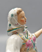 Скульптура «Русская» (Плясунья) из композиции «Под солнцем Сталинской Конституции», скульптор С. Б. Велихова, фарфор, ЛФЗ, 1950-е