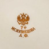 Подставная тарелка из чайного набора «Эгоист», золотое клеймо, М. С. Кузнецов, 19 в.