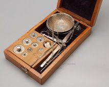 Сборные карманные аптекарские весы на основании коробки-футляра, Европа для России, н. 20 в.