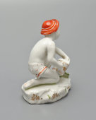 Статуэтка «Юный садовод» в красной панаме, скульптор Столбова Г. С., художник Косенкова К. Г., ЛФЗ, 1950-60 гг.