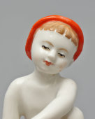 Статуэтка «Юный садовод» в красной панаме, скульптор Столбова Г. С., художник Косенкова К. Г., ЛФЗ, 1950-60 гг.