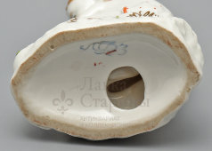 Статуэтка «Юный садовод» в красной панаме, скульптор Столбова Г. С., художник Косенкова К. Г., ЛФЗ, 1950-60 гг.