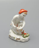 Статуэтка «Юный садовод» в красной панаме, скульптор Столбова Г. С., художник Косенкова К. Г., ЛФЗ, 1950-60 гг.