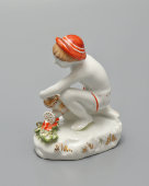 Статуэтка «Юный садовод» в красной панаме, скульптор Столбова Г. С., художник Косенкова К. Г., ЛФЗ, 1950-60 гг.