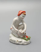 Статуэтка «Юный садовод» в красной панаме, скульптор Столбова Г. С., художник Косенкова К. Г., ЛФЗ, 1950-60 гг.