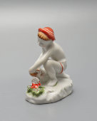 Статуэтка «Юный садовод» в красной панаме, скульптор Столбова Г. С., художник Косенкова К. Г., ЛФЗ, 1950-60 гг.