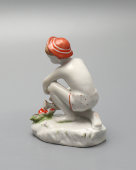 Статуэтка «Юный садовод» в красной панаме, скульптор Столбова Г. С., художник Косенкова К. Г., ЛФЗ, 1950-60 гг.