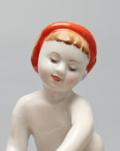 Статуэтка «Юный садовод» в красной панаме, скульптор Столбова Г. С., художник Косенкова К. Г., ЛФЗ, 1950-60 гг.