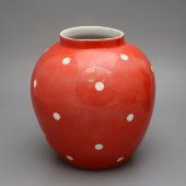 Красная фарфоровая ваза с белыми горошинами, Дулево, 1949-52 гг.