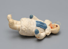 Старая ватная ёлочная игрушка «Ребенок в шубке», канифольная маска, 1940-50 гг.