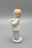 Фигурка «Первосчет», скульптор Столбова Г. С., художник Лупанова Е. Н., фарфор, ЛФЗ, 1950-е