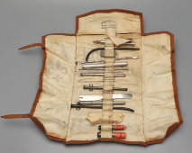 Старинный дорожный медицинский набор​ хирурга в тканевом чехле-рулоне, Карл Борхарт, Москва, до 1917 г.