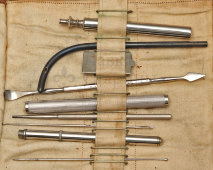 Старинный дорожный медицинский набор​ хирурга в тканевом чехле-рулоне, Карл Борхарт, Москва, до 1917 г.