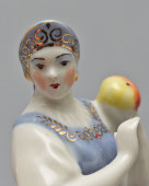 Cтатуэтка «Царевна с яблоком» по сказке «Спящая красавица», скульптор Л. Клименкова-Краузе, Песочное, 1955 г.