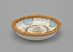 Старинное блюдце с цветочным узором и позолоченным краем, фарфор, латунь, мастерская Йозефа Кубы, Чехословакия, 1970-80 гг.