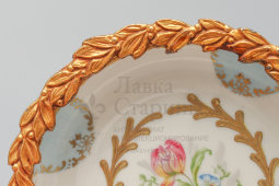 Старинное блюдце с цветочным узором и позолоченным краем, фарфор, латунь, мастерская Йозефа Кубы, Чехословакия, 1970-80 гг.