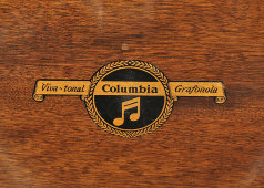 Патефон Viva-tonal Grafonola «Columbia» в корпусе из дерева, модель № 221, Англия, 1930-40 гг.