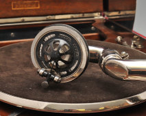 Патефон Viva-tonal Grafonola «Columbia» в корпусе из дерева, модель № 221, Великобритания, Лондон, 1925-27 гг.