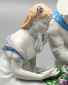 Скульптура «Встреча» (Скамейка), скульптор Якимова Г. П., художник Лупанова Е. Н., фарфор ЛФЗ, 1950-е