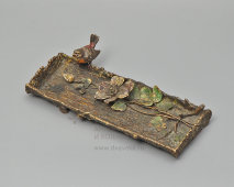 Антикварный лоток для мелочей «Малиновка в цветах», венская бронза, Австрия, кон. 19 в.