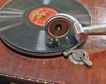 Антикварный граммофон «Saturn» с большим красным рупором, массив дерева, декор из латунных накладок, торговая марка S.C.M., США, нач. 20 в. 