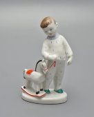 Статуэтка «Мальчик с лошадкой», скульптор Столбова Г. С., серия «Счастливое детство», ЛФЗ, 1960-е