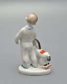 Статуэтка «Мальчик с лошадкой», скульптор Столбова Г. С., серия «Счастливое детство», ЛФЗ, 1960-е