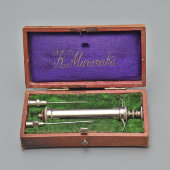 Старинный медицинский шприц с набором игл в кожаном футляре, компания Muranaka, Япония, нач. 20 в.