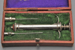 Старинный медицинский шприц с набором игл в кожаном футляре, компания Muranaka, Япония, нач. 20 в.