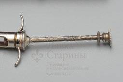 Старинный медицинский шприц с набором игл в кожаном футляре, компания Muranaka, Япония, нач. 20 в.