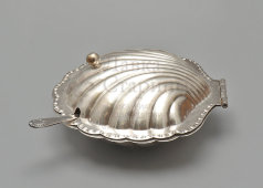 Старинная икорница с крышкой и ножом «Ракушка», посеребренный металл, компания Cheltenham & Co., Англия, 1940-60 гг.