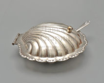 Старинная икорница с крышкой и ножом «Ракушка», посеребренный металл, компания Cheltenham & Co., Англия, 1940-60 гг.