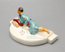 Пепельница «Право на отдых» из агитационного письменного прибора «Обсуждение проекта Сталинской конституции в колхозе Узбекистана», скульптор Данько Н. Я., ЛФЗ