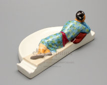 Пепельница «Право на отдых» из агитационного письменного прибора «Обсуждение проекта Сталинской конституции в колхозе Узбекистана», скульптор Данько Н. Я., ЛФЗ