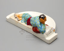 Пепельница «Право на отдых» из агитационного письменного прибора «Обсуждение проекта Сталинской конституции в колхозе Узбекистана», скульптор Данько Н. Я., ЛФЗ