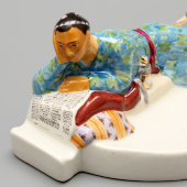 Пепельница «Право на отдых» из агитационного письменного прибора «Обсуждение проекта Сталинской конституции в колхозе Узбекистана», скульптор Данько Н. Я., ЛФЗ