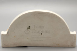 Пепельница «Право на отдых» из агитационного письменного прибора «Обсуждение проекта Сталинской конституции в колхозе Узбекистана», скульптор Данько Н. Я., ЛФЗ