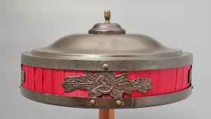 Кабинетная настольная лампа «Наркомовская» с красным абажуром и накладками серп и молот, 1930-40 гг.