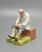 Статуэтка «Старик, сидящий на завалинке», бисквит, Вербилки (бывш. Гарднер), 1927-32 годы
