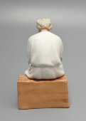 Статуэтка «Старик, сидящий на завалинке», бисквит, Вербилки (бывш. Гарднер), 1927-32 годы