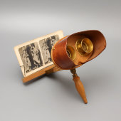 Оптический прибор для просмотра объёмных стерео фотографий (стереоскоп) «The stereo-graphoscope», США, 1890-е