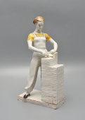 Авторская нетиражная статуэтка «Каменщица», скульптор Александрова-Рославлева В. В., фарфор, СССР, 1950-60 гг.