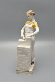 Авторская нетиражная статуэтка «Каменщица», скульптор Александрова-Рославлева В. В., фарфор, СССР, 1950-60 гг.