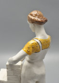 Авторская нетиражная статуэтка «Каменщица», скульптор Александрова-Рославлева В. В., фарфор, СССР, 1950-60 гг.