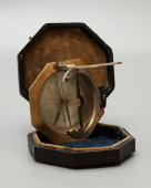 Старинный морской компас в футляре