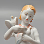 Фигурка «Пионерка с голубями», скульптор Столбова Г. С., фарфор, ЛФЗ, 1950-60 гг.