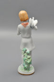 Фигурка «Пионерка с голубями», скульптор Столбова Г. С., фарфор, ЛФЗ, 1950-60 гг.