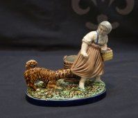 Спичечница «Женщина с собакой», тов-во Кузнецова М. С., 19 век, фаянс